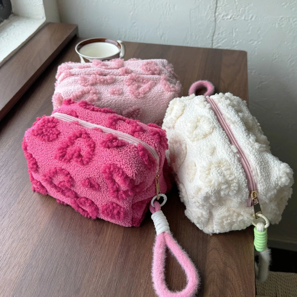 Bolsa Soft Love: Proteja Sua Maquiagem com o Toque Macio da Pelúcia Premium.