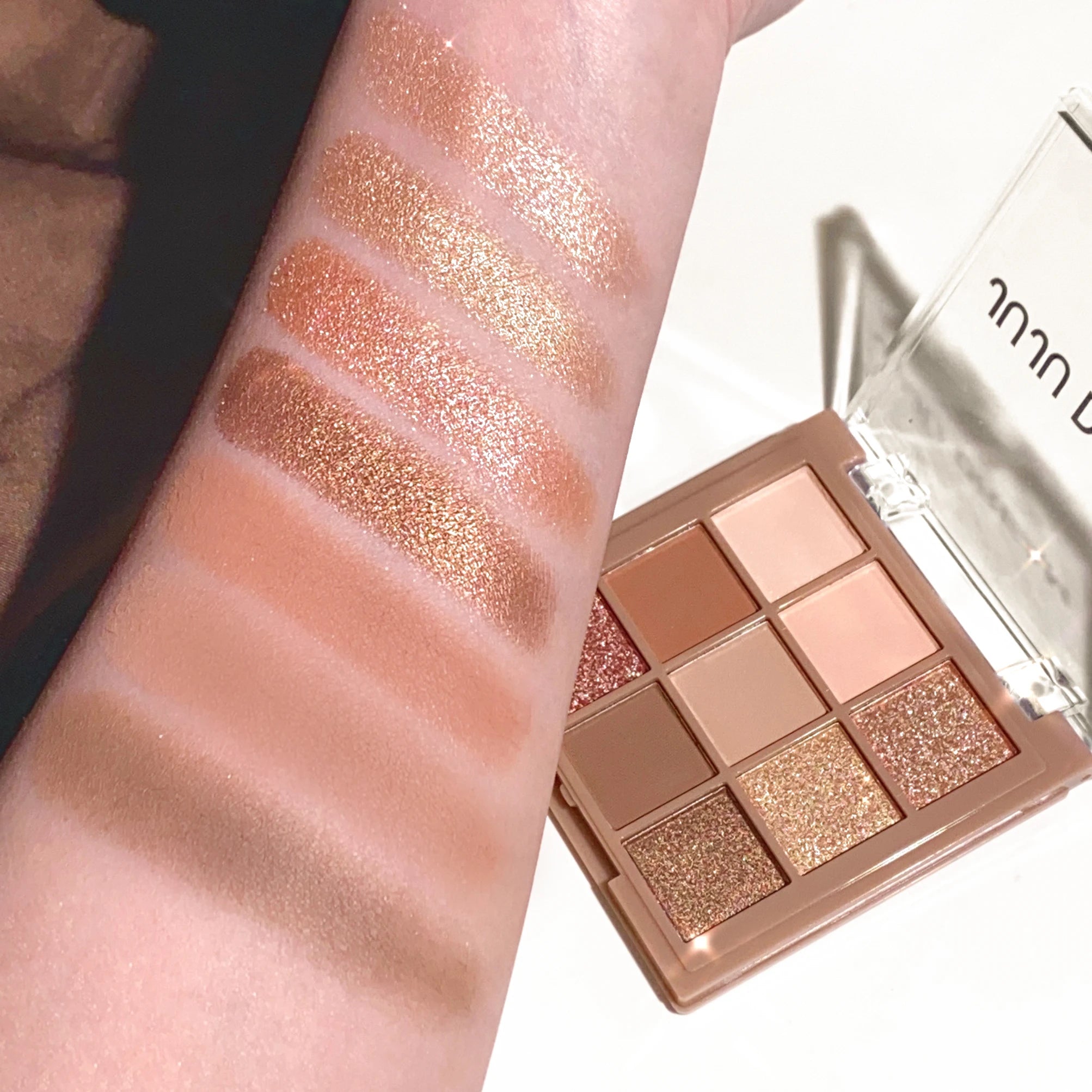 Paleta de Sombras Multifuncional – 8+ Cores com Acabamento Glitter e Metálico