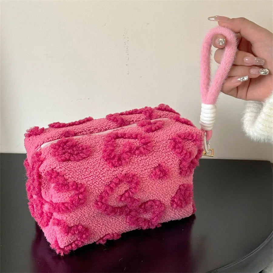 Bolsa Soft Love: Proteja Sua Maquiagem com o Toque Macio da Pelúcia Premium.