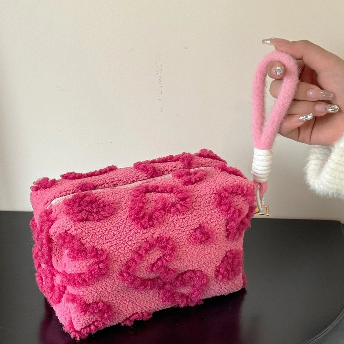 Bolsa Soft Love: Proteja Sua Maquiagem com o Toque Macio da Pelúcia Premium.