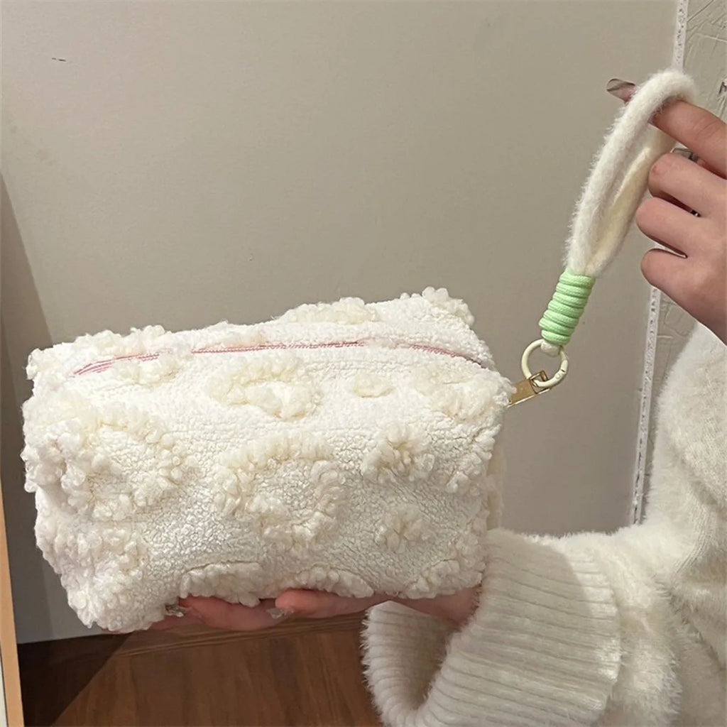 Bolsa Soft Love: Proteja Sua Maquiagem com o Toque Macio da Pelúcia Premium.
