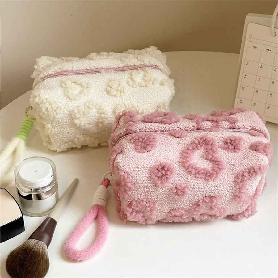 Bolsa Soft Love: Proteja Sua Maquiagem com o Toque Macio da Pelúcia Premium.