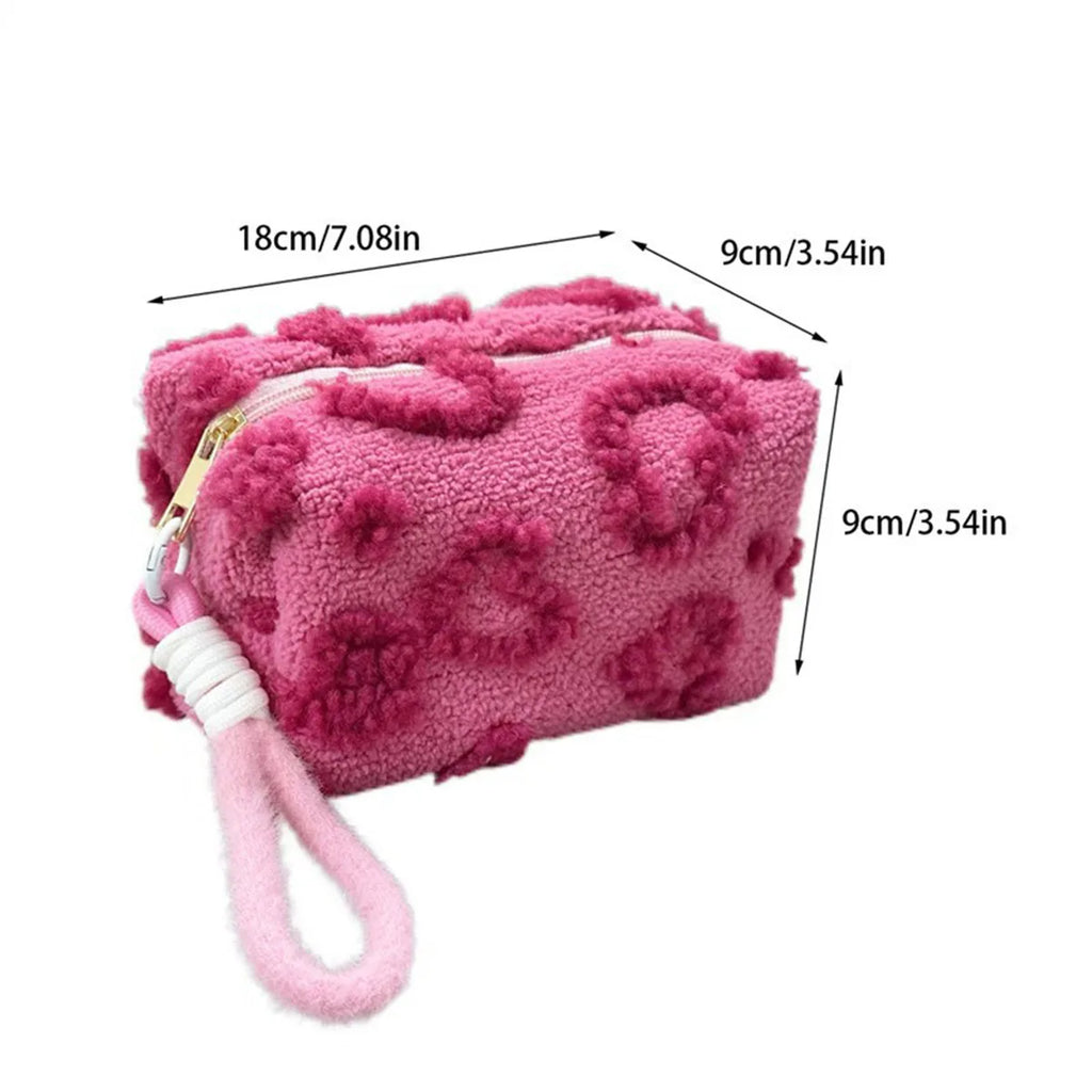 Bolsa Soft Love: Proteja Sua Maquiagem com o Toque Macio da Pelúcia Premium.