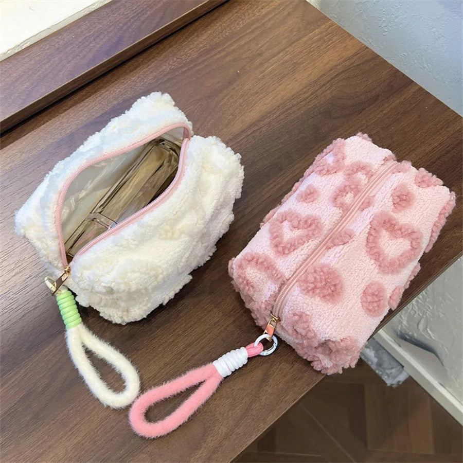 Bolsa Soft Love: Proteja Sua Maquiagem com o Toque Macio da Pelúcia Premium.